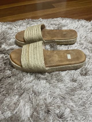 Sandalias planas de esparto
