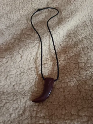 Collana con ciondolo a forma di gemma rossa