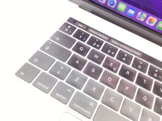 portatil apple apple macbook pro core i7 2.6 15 touchbar (2016) (a1707)