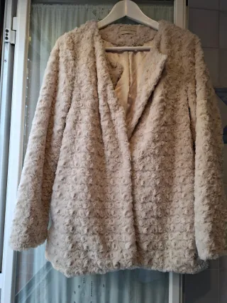 Chaquetón beige efecto pelo