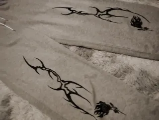 Pantalones anchos grises con diseño tribal