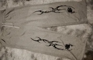 Pantalones anchos grises con diseño tribal