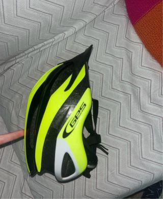 Casco de bicicleta negro y amarillo