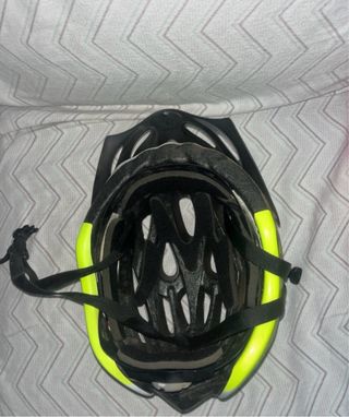 Casco de bicicleta negro y amarillo