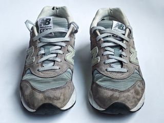 ZAPATILLAS NB 580 COLOR GRIS NUMERO 43