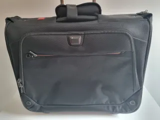 Maleta porta trajes "Delsey Paris" negra y roja