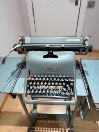 Maquina escribir Olivetti y mesa