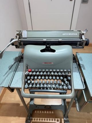 Maquina escribir Olivetti y mesa