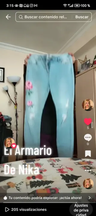 Pantalón vaquero azul con flores
