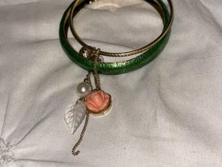 Pulseras Avon doradas, verdes y rosa