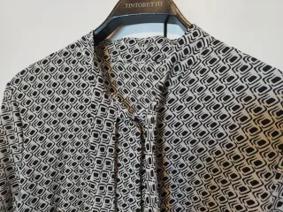 Blusa estampada gris y negra