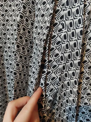 Blusa estampada gris y negra