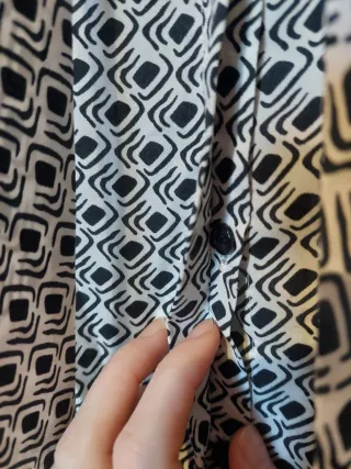 Blusa estampada gris y negra