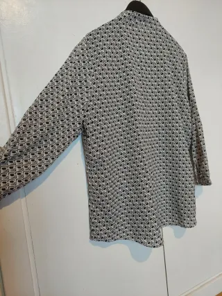 Blusa estampada gris y negra