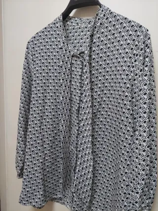 Blusa estampada gris y negra