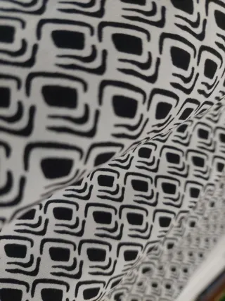 Blusa estampada gris y negra