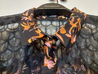 Blusa floral M/38/10 encaje negro