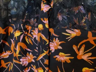 Blusa floral M/38/10 encaje negro