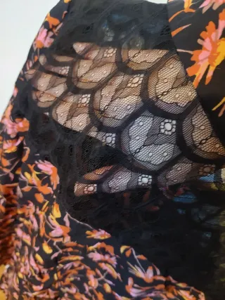 Blusa floral M/38/10 encaje negro