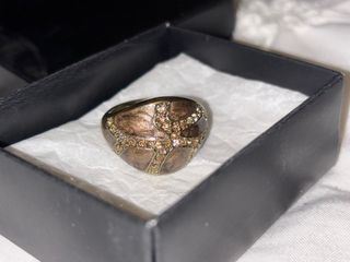 Anillo marrón con detalles dorados y brillantes