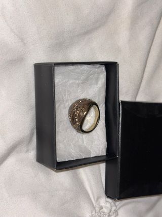 Anillo marrón con detalles dorados y brillantes