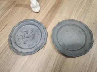 2 Platos antiguos de metal decorados