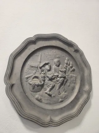 2 Platos antiguos de metal decorados