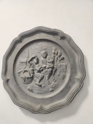 2 Platos antiguos de metal decorados