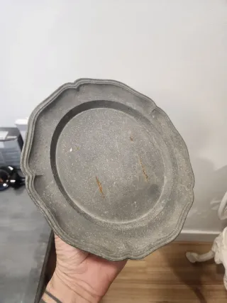 2 Platos antiguos de metal decorados