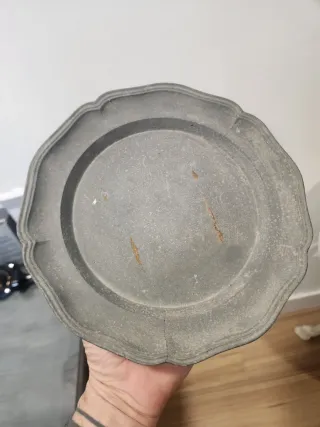 2 Platos antiguos de metal decorados