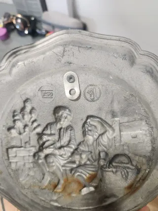 2 Platos antiguos de metal decorados