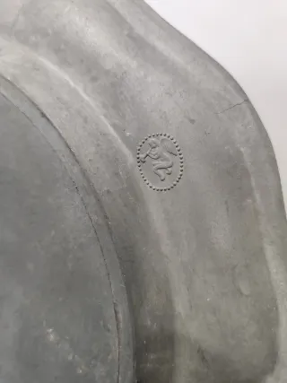 2 Platos antiguos de metal decorados