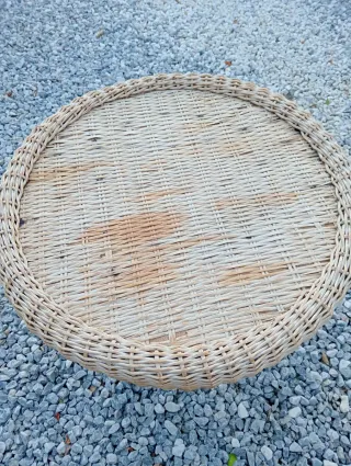 Mesa auxiliar redonda de mimbre