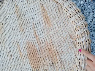 Mesa auxiliar redonda de mimbre