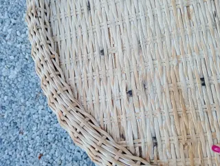 Mesa auxiliar redonda de mimbre