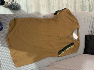 Vestido marrón con detalles dorados