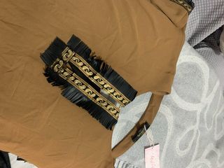 Vestido marrón con detalles dorados