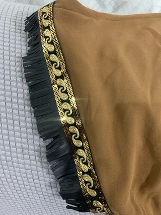 Vestido marrón con detalles dorados