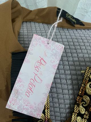 Vestido marrón con detalles dorados