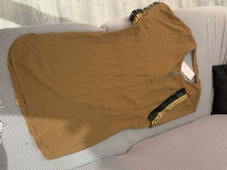 Vestido marrón con detalles dorados