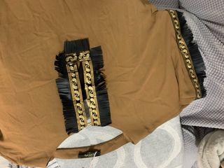 Vestido marrón con detalles dorados