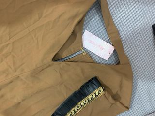 Vestido marrón con detalles dorados