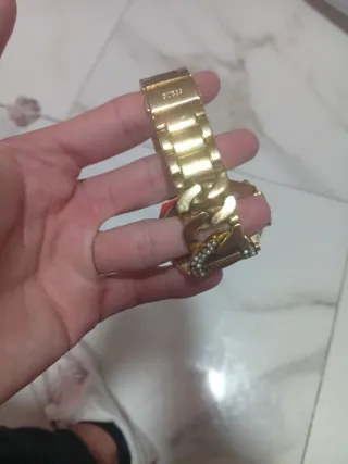 Reloj Guess Dorado con Cristales