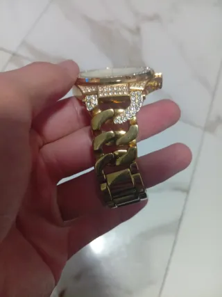 Reloj Guess Dorado con Cristales