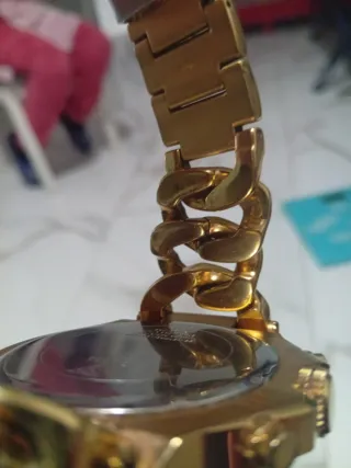 Reloj Guess Dorado con Cristales