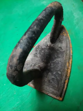 Plancha antigua de hierro artesanal