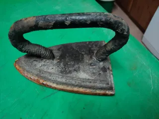 Plancha antigua de hierro artesanal