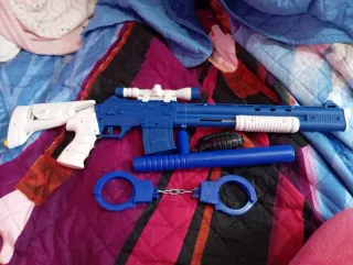 Juguetes de policía: pistola, esposas, granada