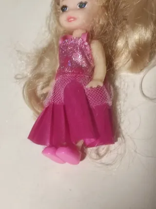 Muñeca rubia vestido fucsia brillante