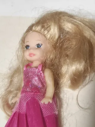 Muñeca rubia vestido fucsia brillante
